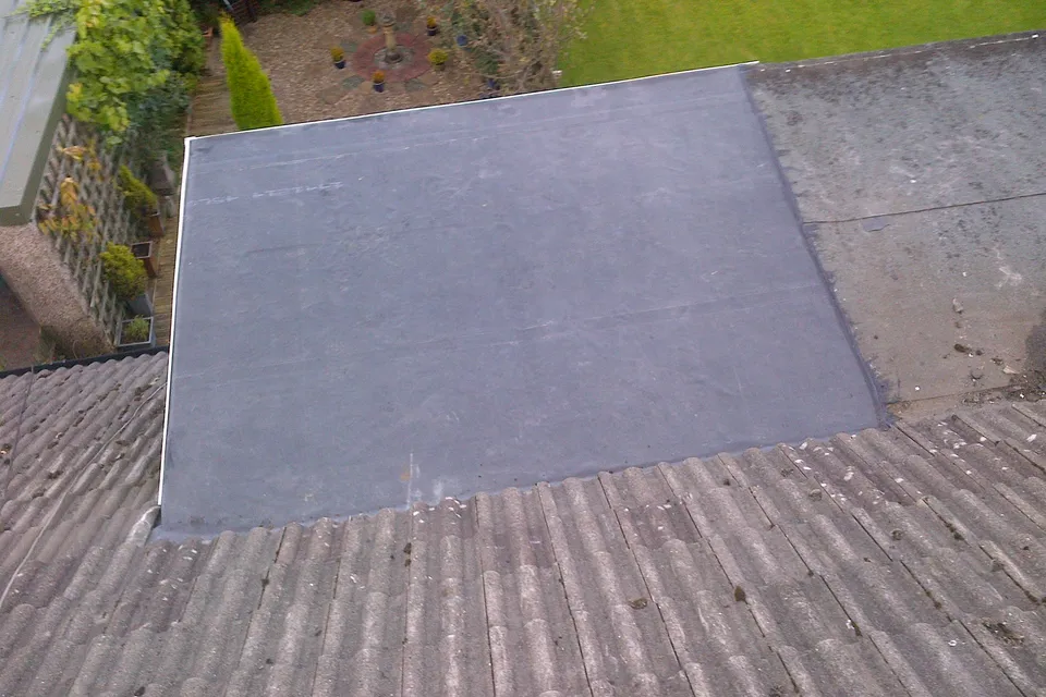 Membrane d'étanchéité posée sur une toiture plate